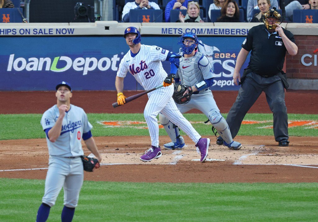 yard during the first inning of the Mets' 12-6 win over the Dodgers in Game 5 of the NLCS on Oct. 18, 2024.